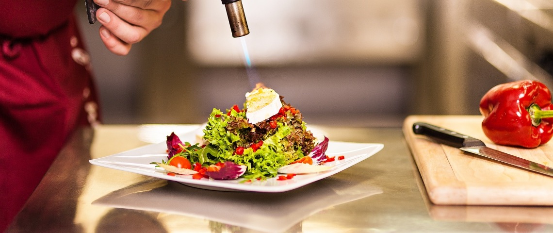 Sommerrezept: Auberginen Cordon Bleu auf lila Kartoffelsalat ...